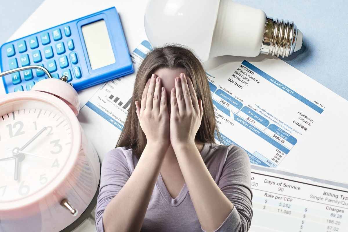 Ragazza terrorizzata con le mani sul volto