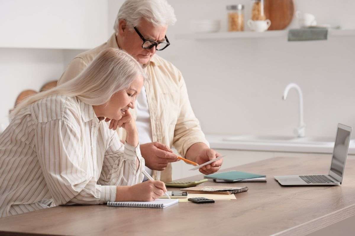 Coniugi controllano le bollette