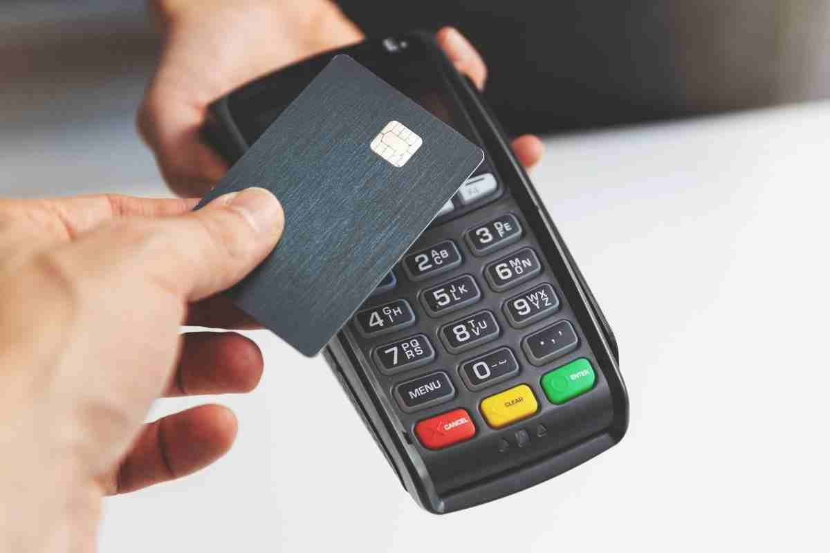 mano appoggia carta sul pos