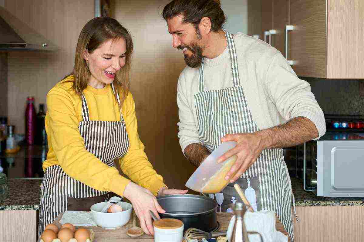 due persone in cucina