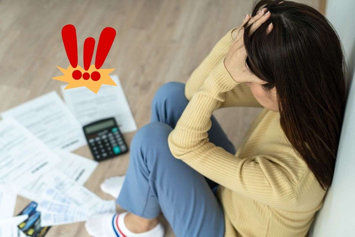 Ragazza stesa a terra sorpresa dagli alti costi delle bollette