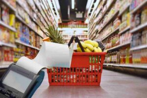 carrello della spesa e davanti un pos