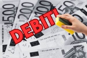 banconote euro in bianco e nero, con scritta rossa debiti e mano con spugna che cancella