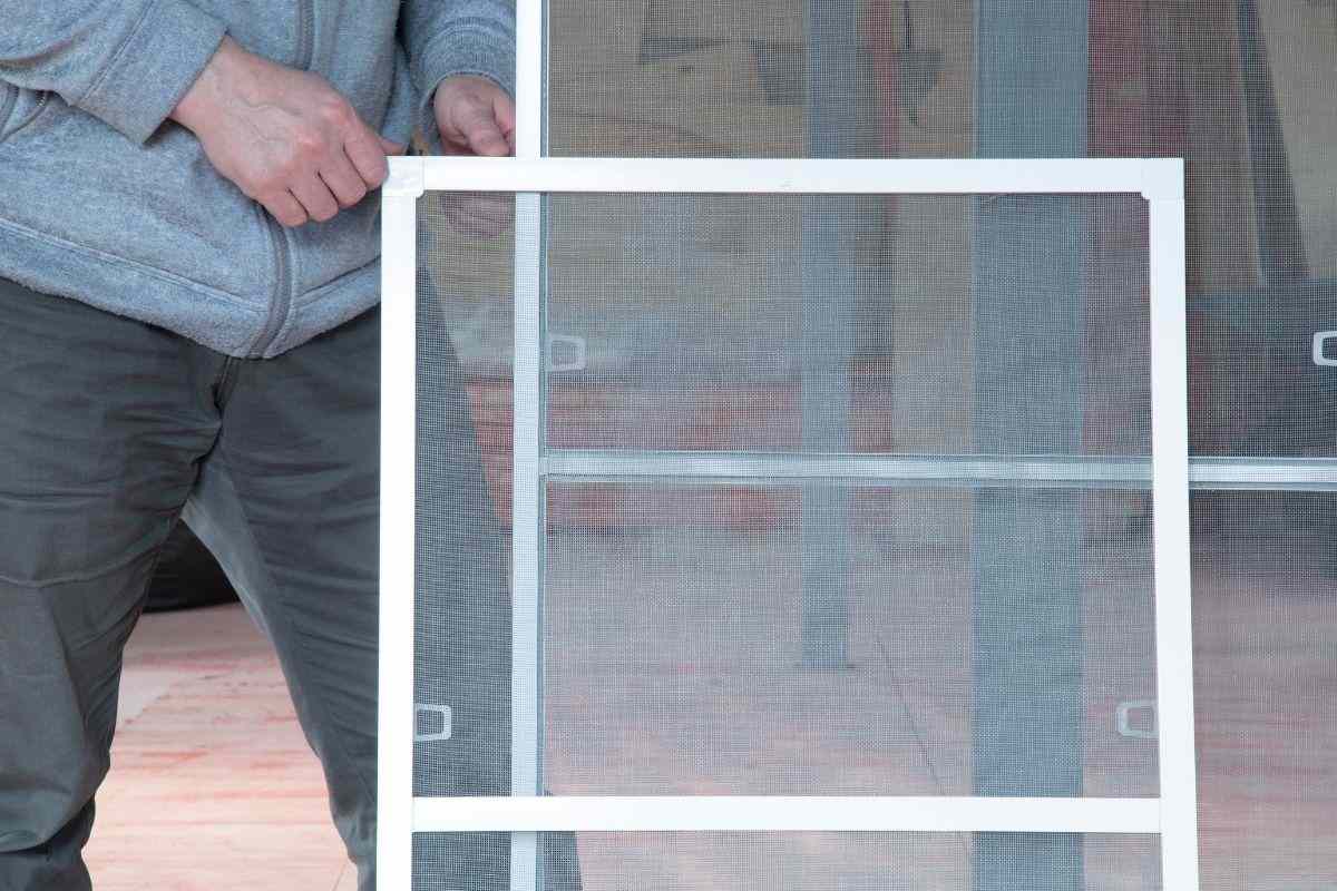 Installazione di zanzariere alle finestre di casa
