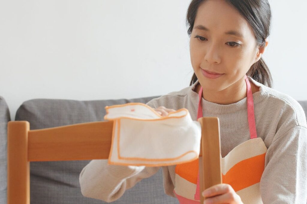 donna giapponese che pulisce con un panno una sedia