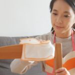 donna giapponese che pulisce con un panno una sedia