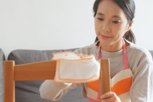 donna giapponese che pulisce con un panno una sedia