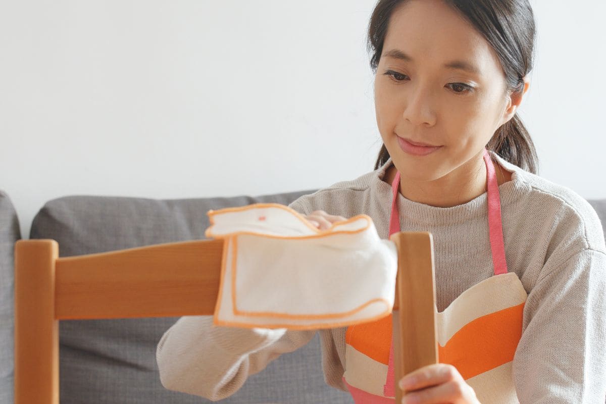 donna giapponese che pulisce con un panno una sedia