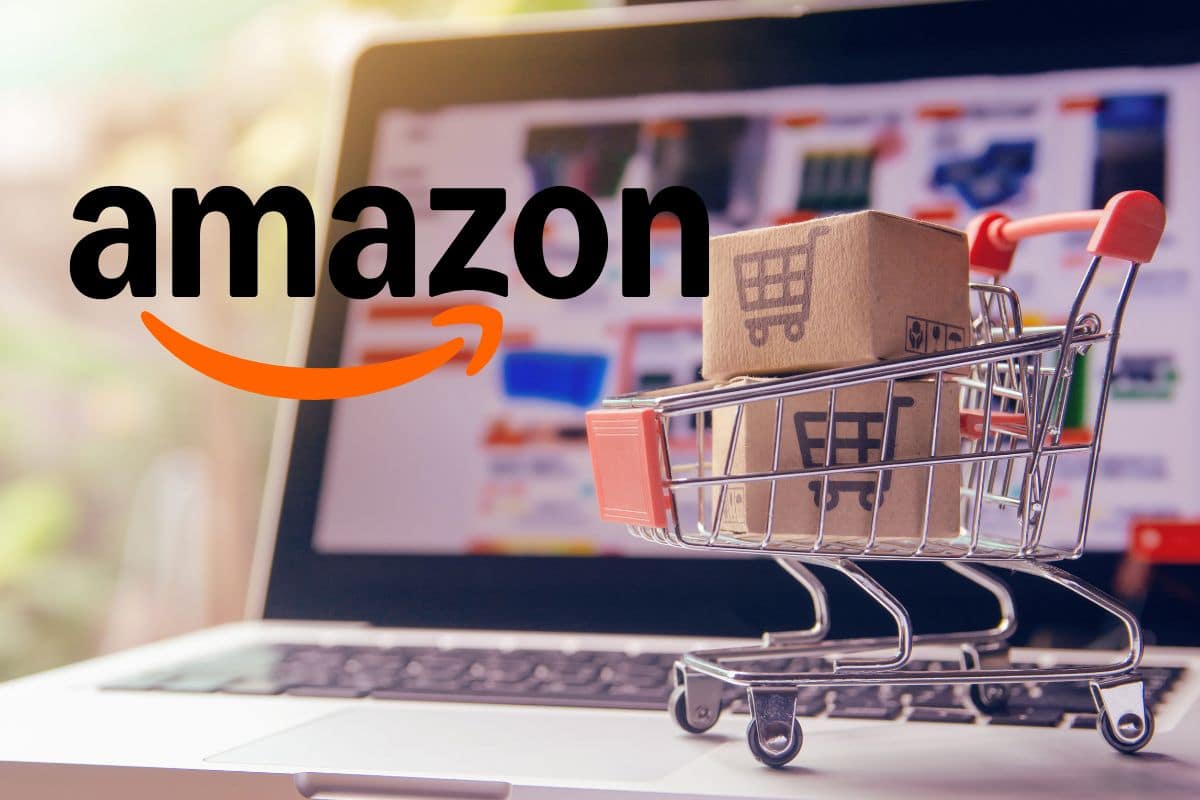 pc con carrellino e scatoloni in miniatura con logo amazon