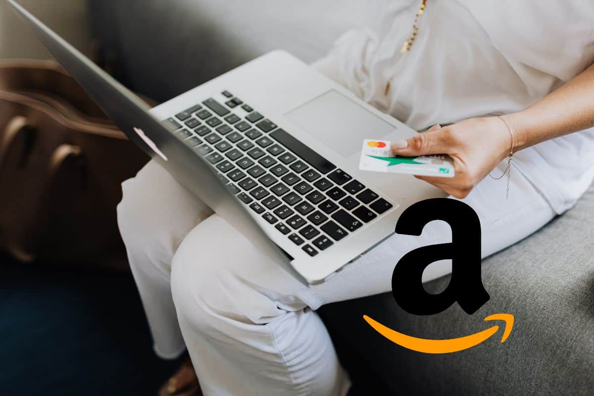 pc, con donna che tiene in mano una carta e logo amazon