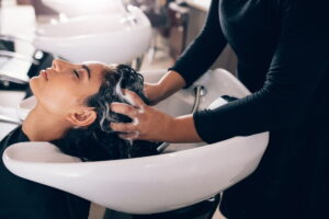 parrucchiera che sciacqua capelli alla cliente