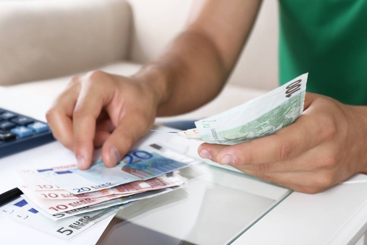 ragazzo conta i soldi