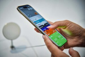 iPhone 17 visto di profilo