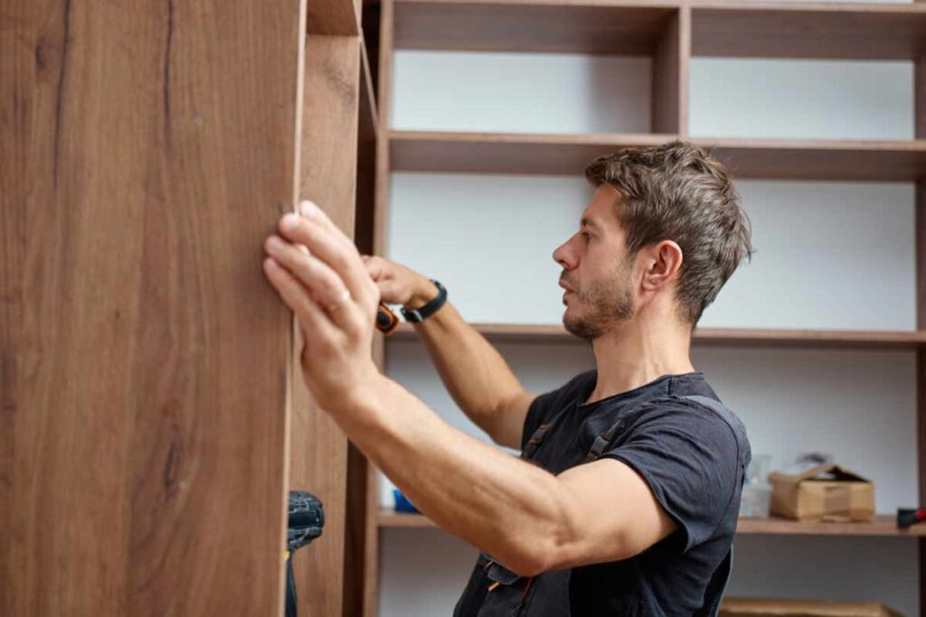 Uomo davanti ad armadio aperto