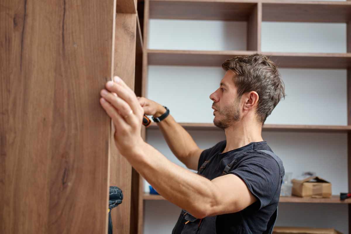 Uomo davanti ad armadio aperto