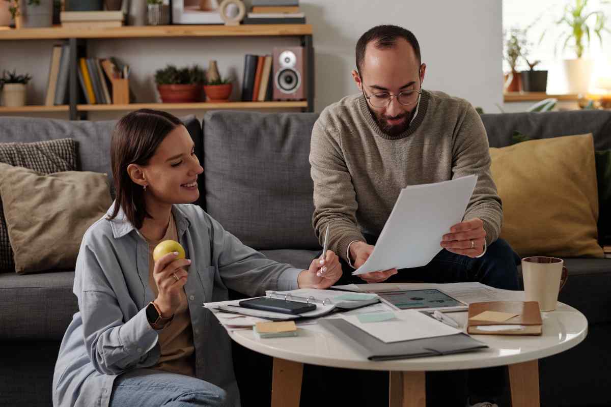uomo e donna leggono un folgio