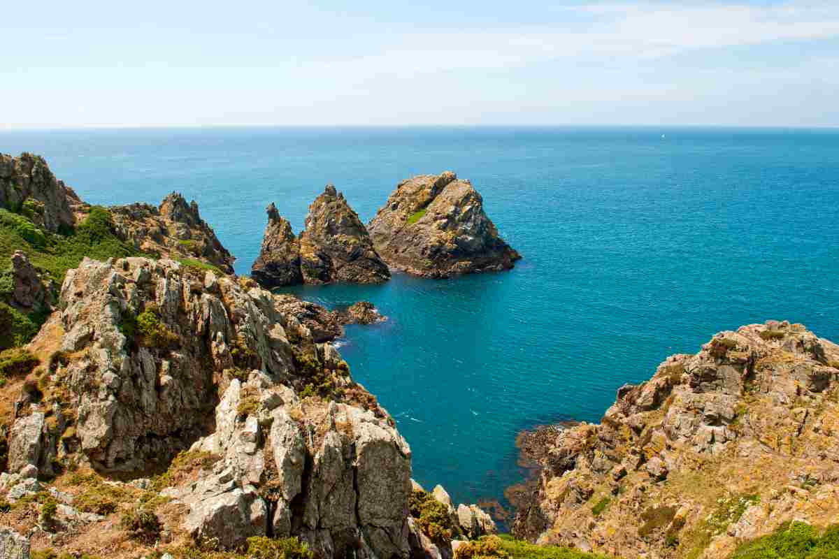 scogliera e mare a guernsay