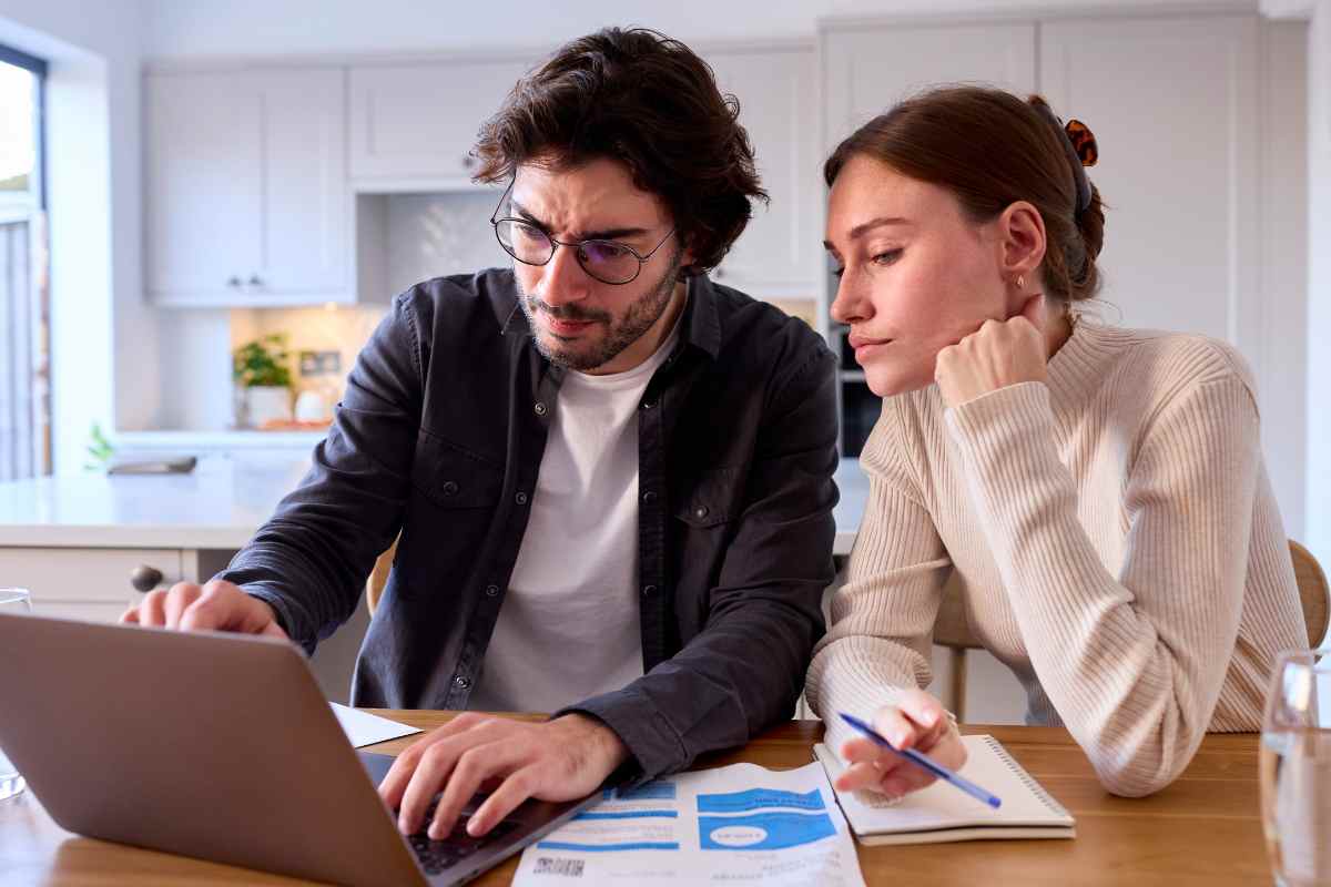 coppia che controlla spese