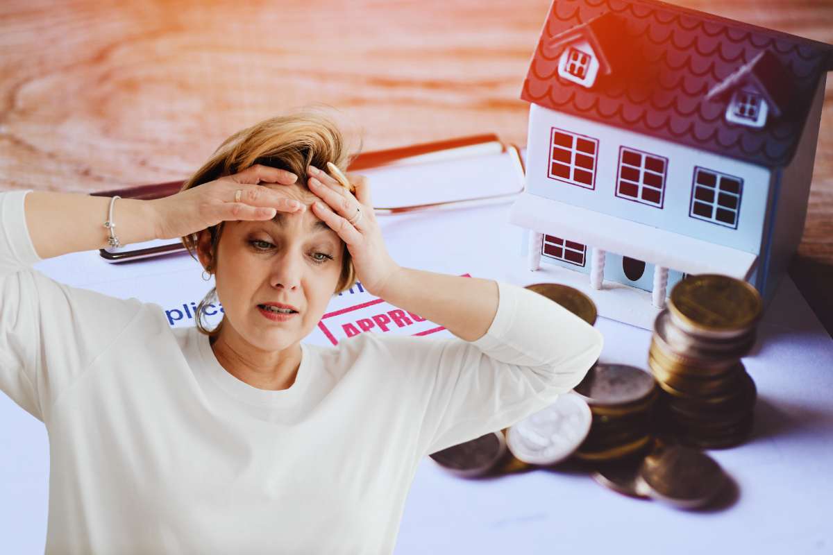 persona preoccupata casetta soldi