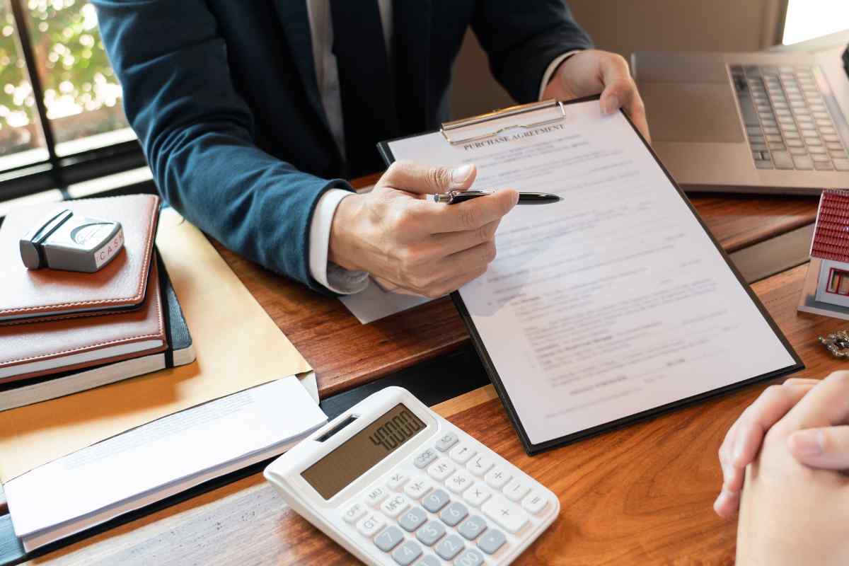 banchiere mostra documento mutuo