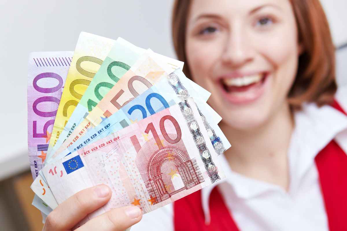 donna felice con soldi in mano