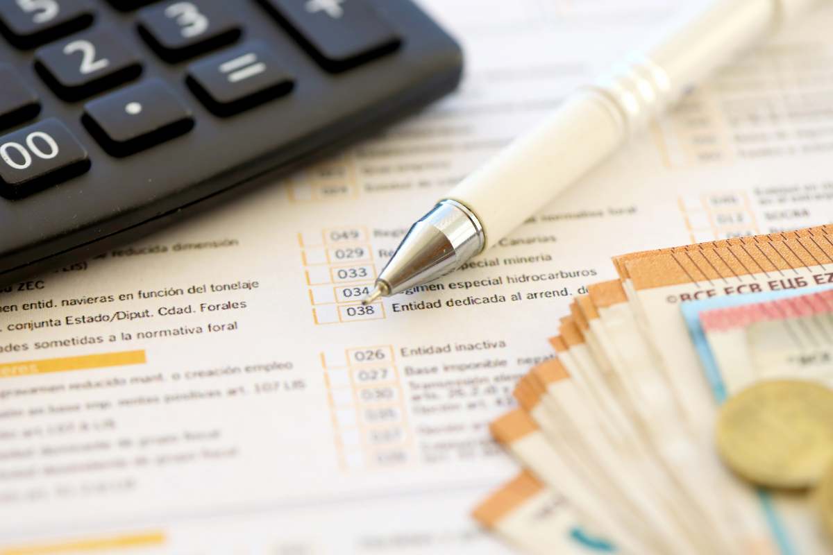 documento penna soldi calcolatrice