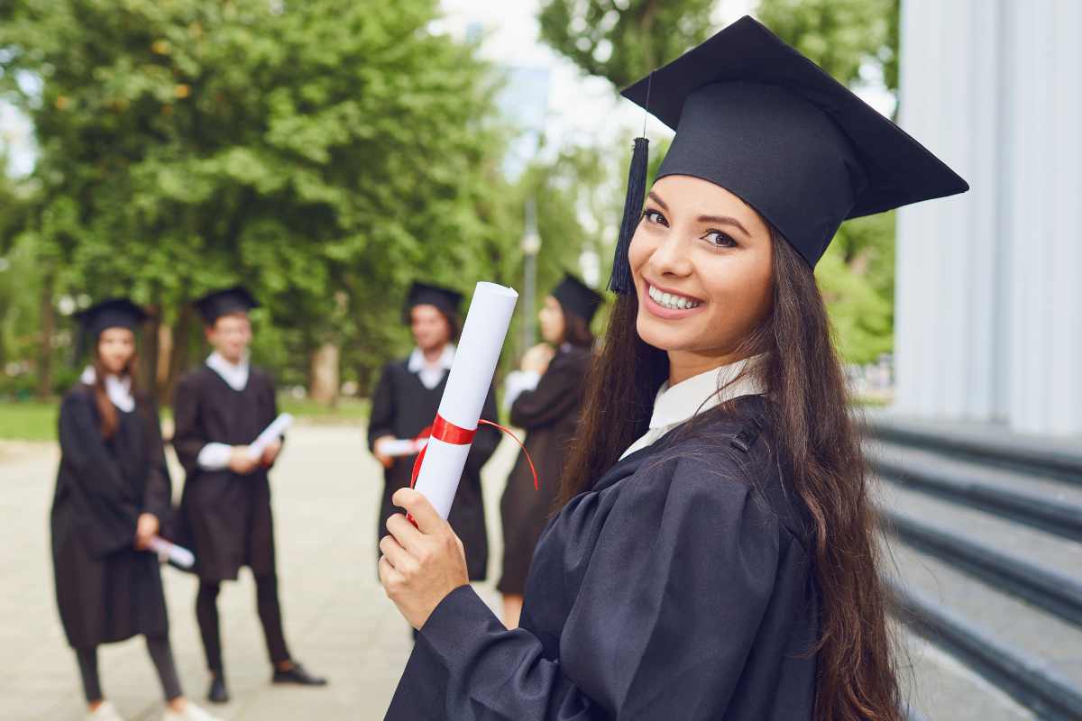 ragazza che si è appena laureata